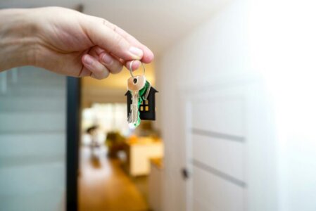 Consegna delle chiavi dopo la vendita di una casa a Roma Mano che consegna le chiavi di casa, simbolo della vendita conclusa